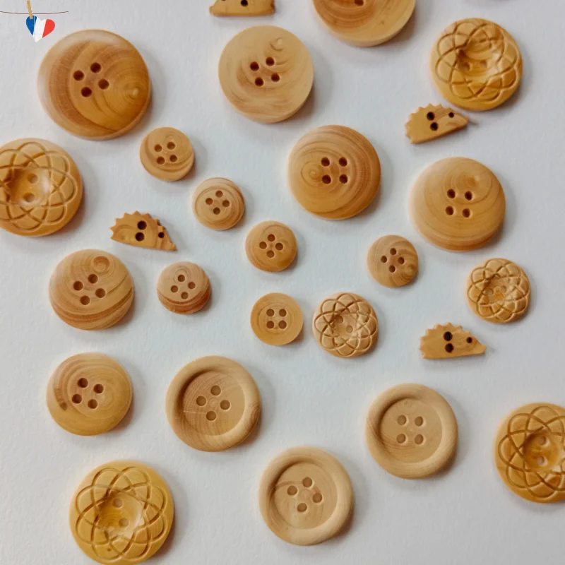 Mercerie écologique propose 4 modèles de boutons en bois de buis du Jura Mercerie écologique propose 4 modèles de boutons en bois de buis du Jura